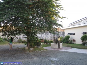 Another angle of the well and mansanitas