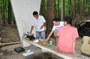 Kuya Dodong and the group eating Tempura