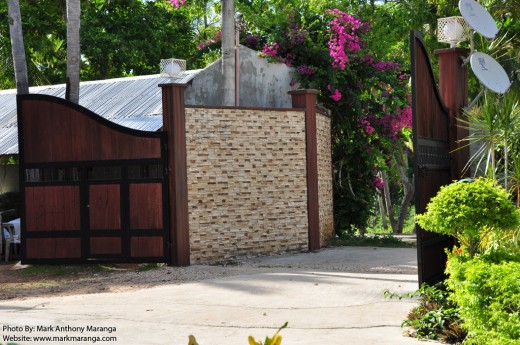 Entrance gate for vehicles