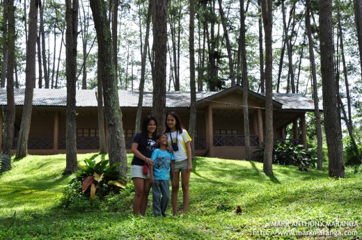 Lisa, Lyxa and RR  in front of the rest house