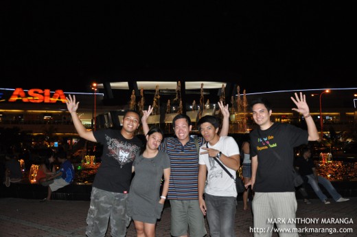 Mark, Lisa, Bouying, RC, Jim2x at Mall of Asia