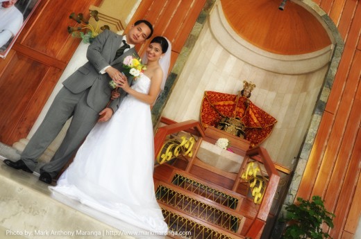 Zoilo and Mai near the Holy Child Statue