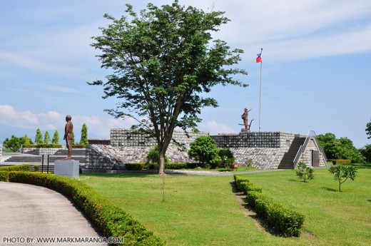 Back of Filipino Heroes Memorial