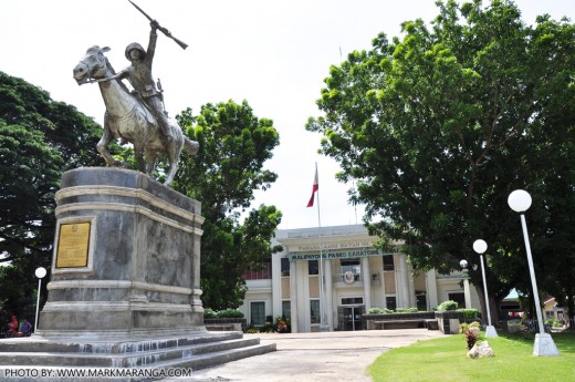 Second monument and Municipal Hall