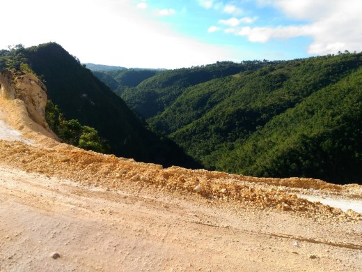 A deep cliff going to Mantalongon