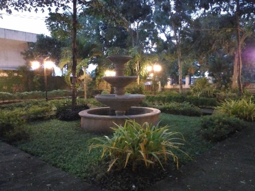 The fountain inside the Plaza