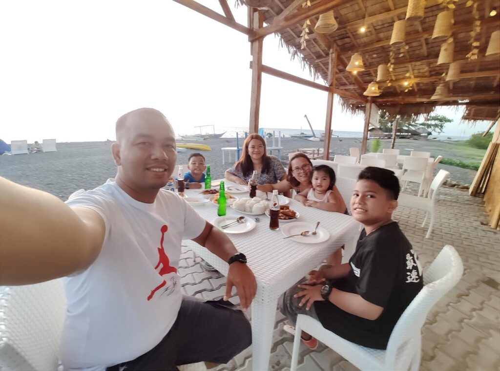 Family dinner at the Beach